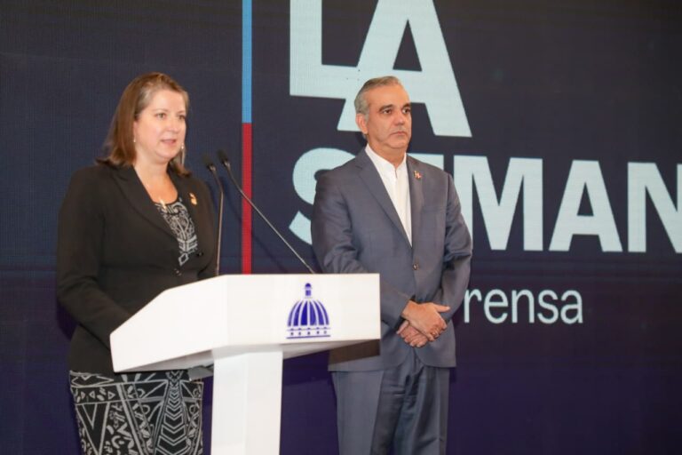 Rebecca Marquez y presidente Luis Abinader