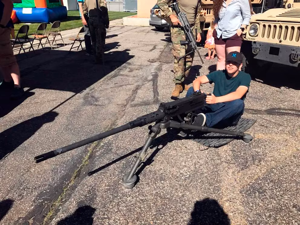 Tyler Robinson jugando con un arma