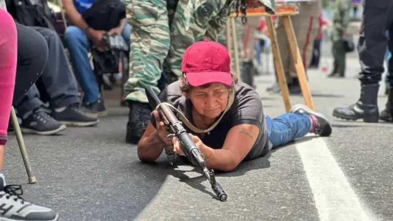 Una miliciana de Maduro