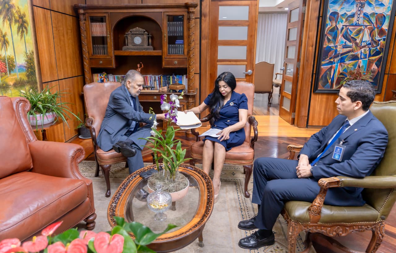 Yeni Bereince reunida en funcionaros de SISALRIL