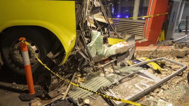 autobus-que-choco-estacion-del-metro-tambien-impacto-a-un-carro-afb5d5f0-focus-0-0-896-504