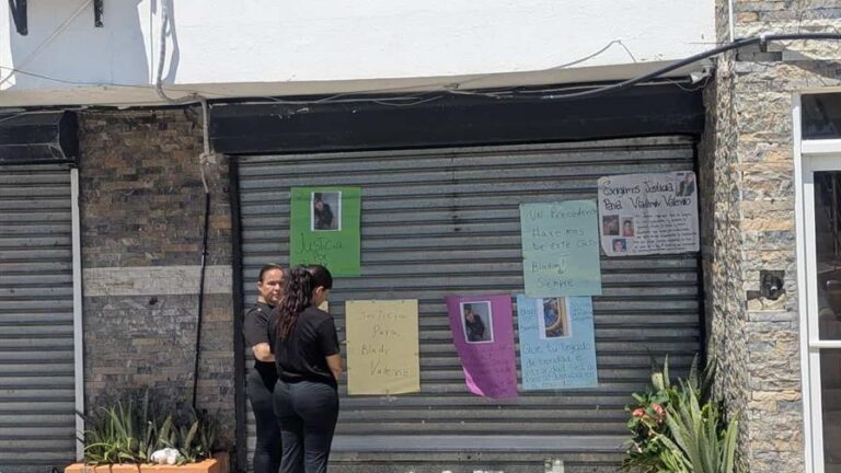 familiares-peluquero-exigen-limpiar-nombre-tras-masacre-santiago-bc048c24-focus-0-0-896-504