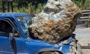 roca-cae-encima-de-vehiculo