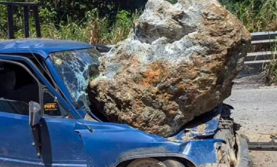 roca-cae-encima-de-vehiculo