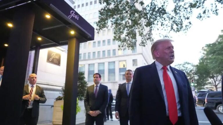 trump-cena-en-restaurante-cercano-a-casa-blanca-e4c47dc8-focus-0-0-896-504