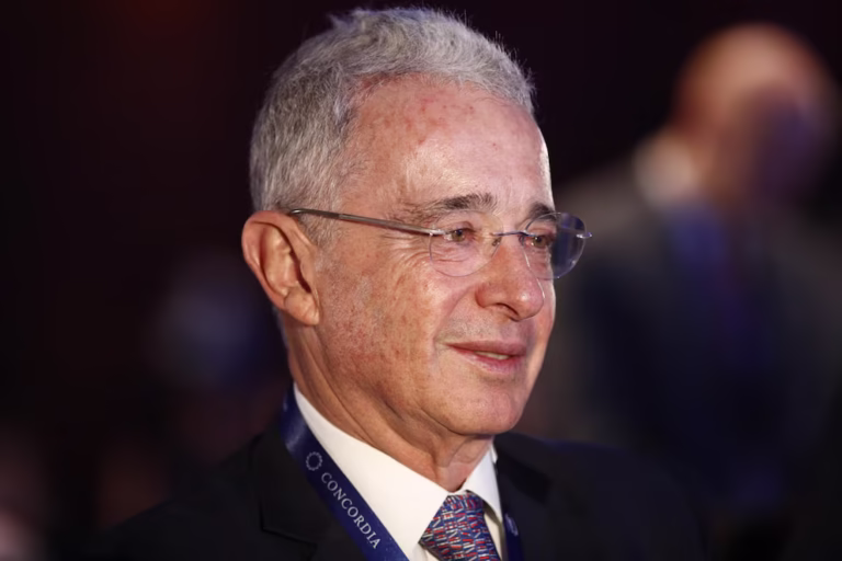 Alvaro Uribe absuelto