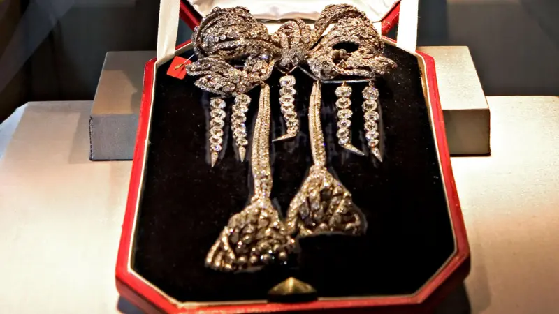 Broche de la emperatriz Eugenia,una de las prendas robadas en museo de Paris
