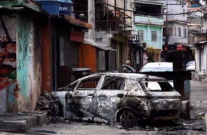 Coche quemado en Brasil tras batalla contra grupo Vermeho