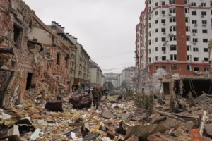 Gente camina bajo los escombros en Kiev