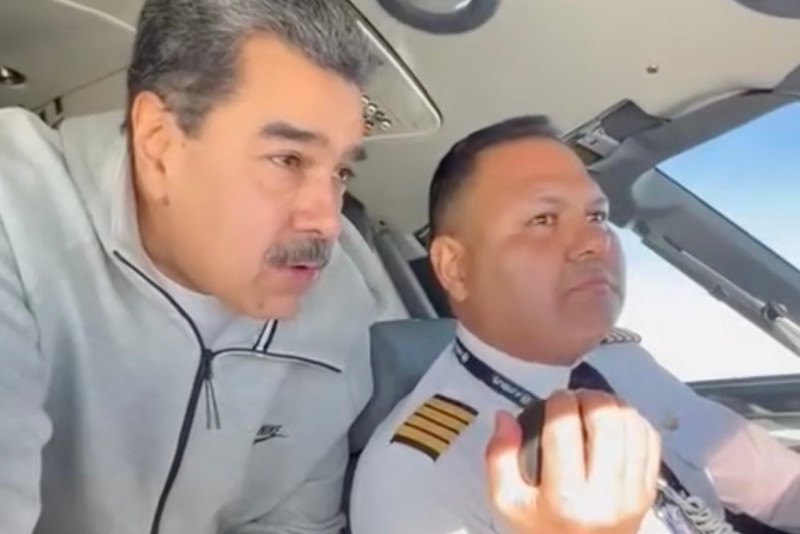 Maduro junto al piloto Bitner Villegas