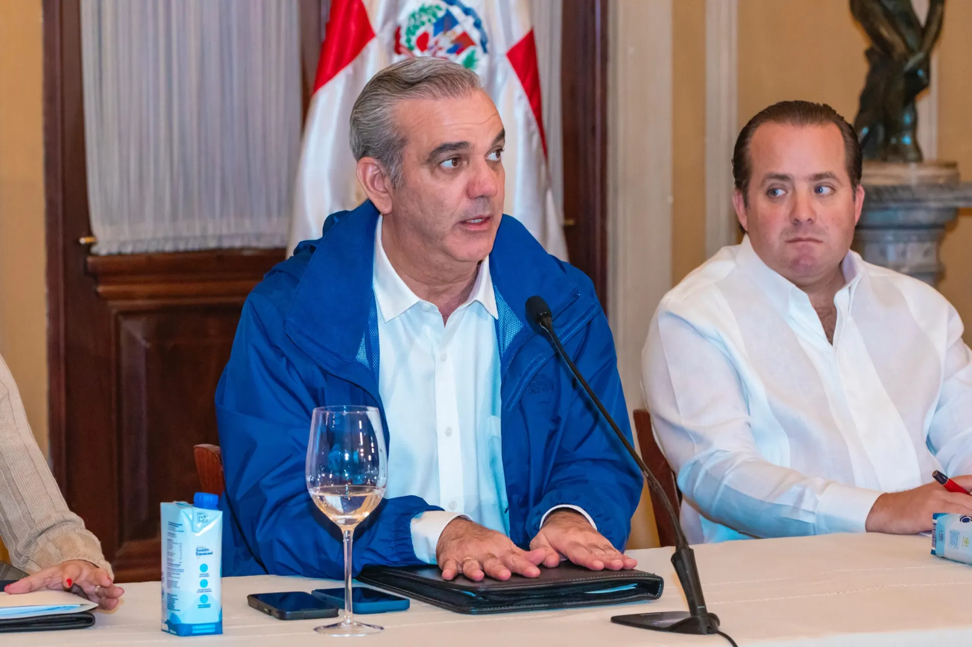 Presidente ABINADER Y funcionarios en Comite de emergencia