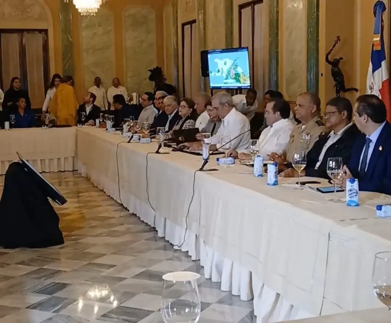 Presidente junto al Comite de emergencia RD