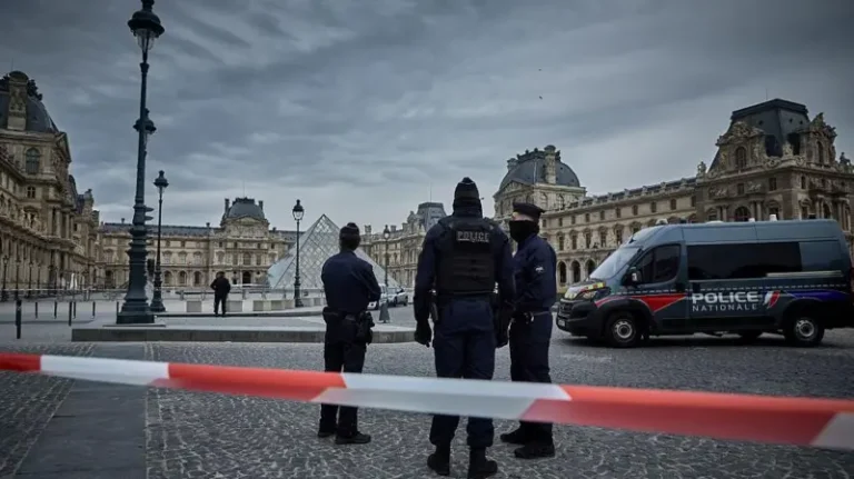 Robo en elmuseo del Louvre, Francia