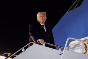 Trump subiendo al avion presidencial
