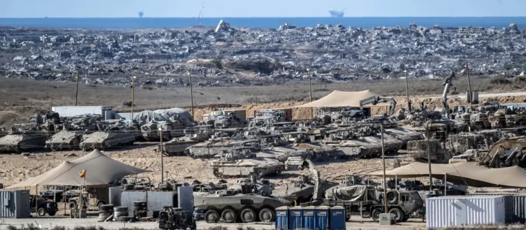 Vehiculos militares de Israel en frontera