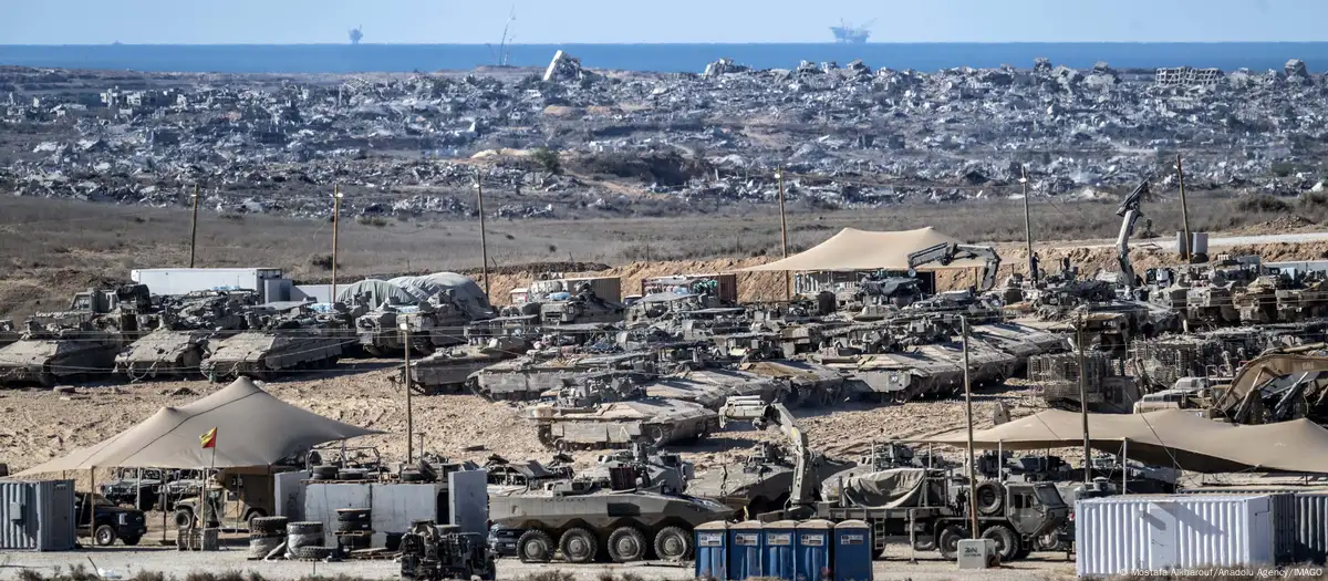 Vehiculos militares de Israel en frontera