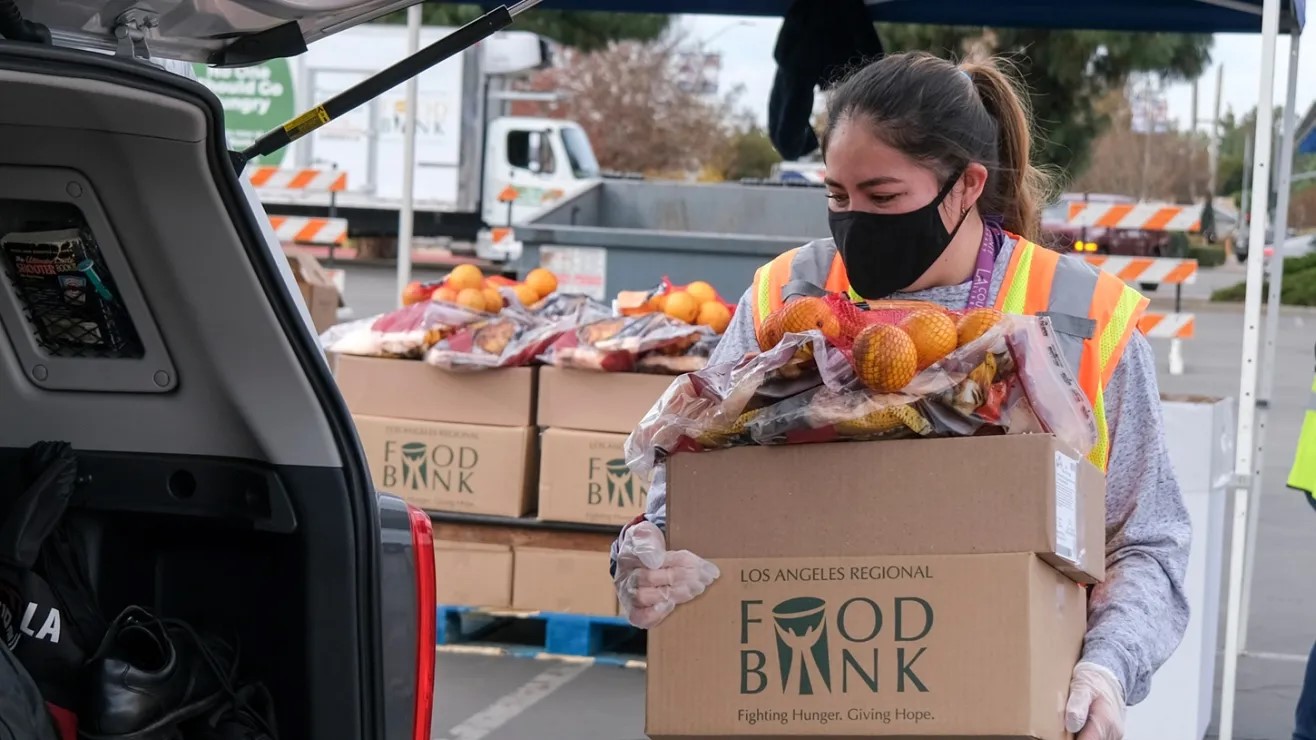 Los-bancos-de-alimentos-son-una-alternativa-que-permite-obtener-alimento-a-millones-de-personas-con-problemas-economicos