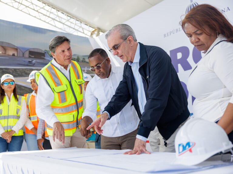 Presidente-Abinader-supervisa-avances-del-Aeropuerto-Domestico-El-Granero-del-Sur-San-Juan-scaled