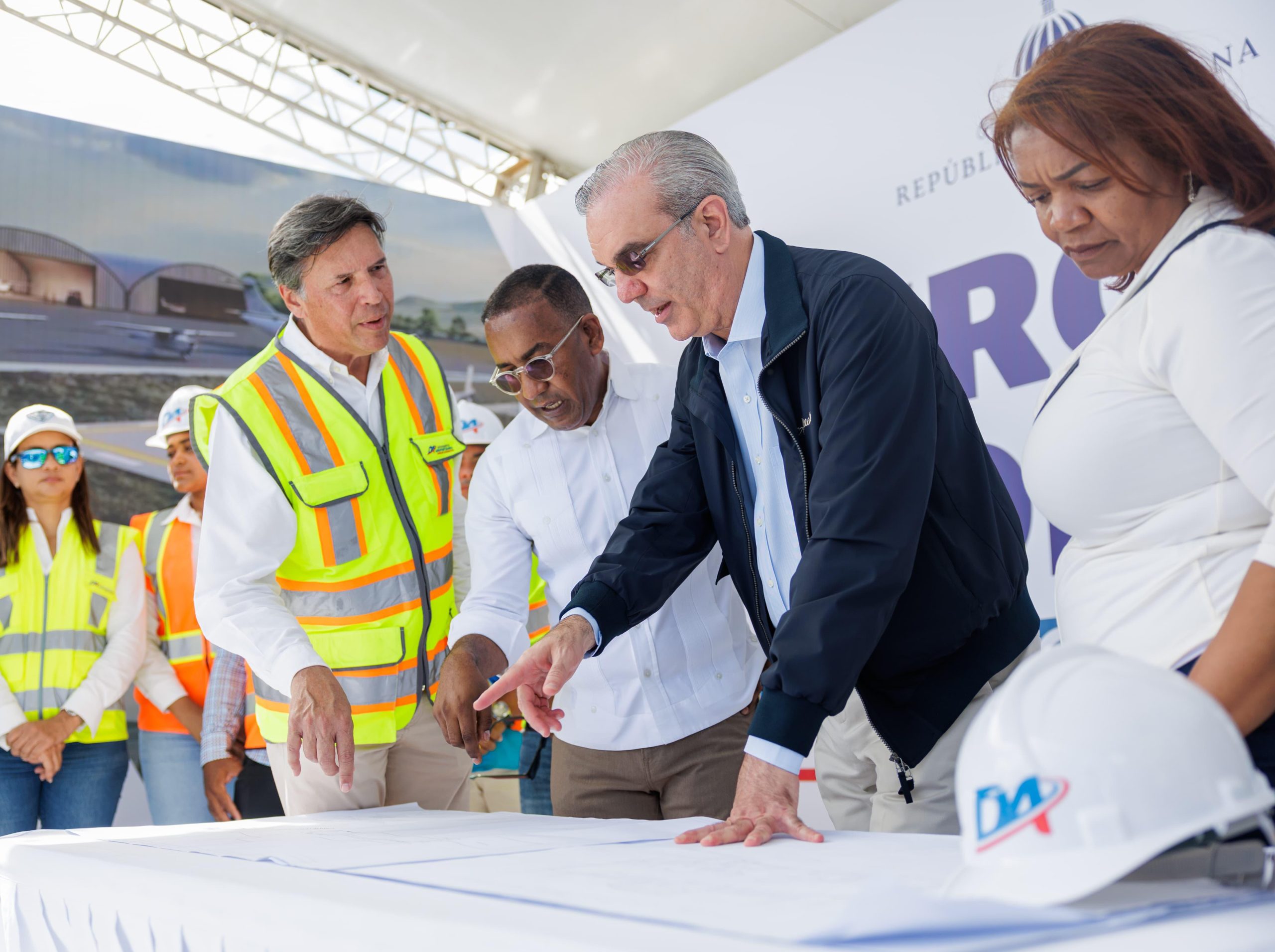 Presidente-Abinader-supervisa-avances-del-Aeropuerto-Domestico-El-Granero-del-Sur-San-Juan-scaled