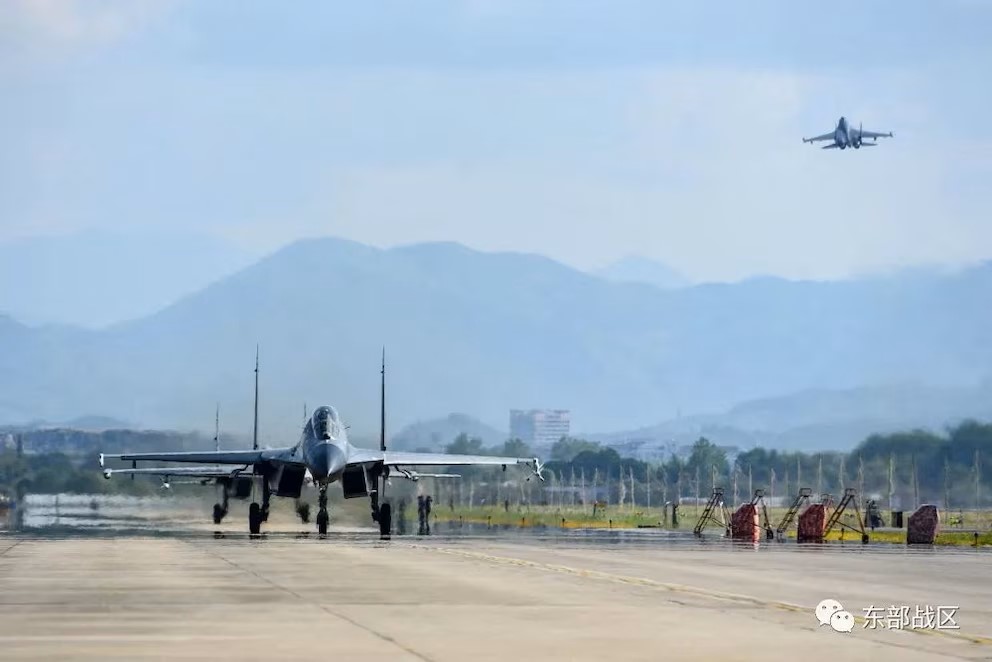 Avion de la Fuerza aerea de China despega en Taiwan