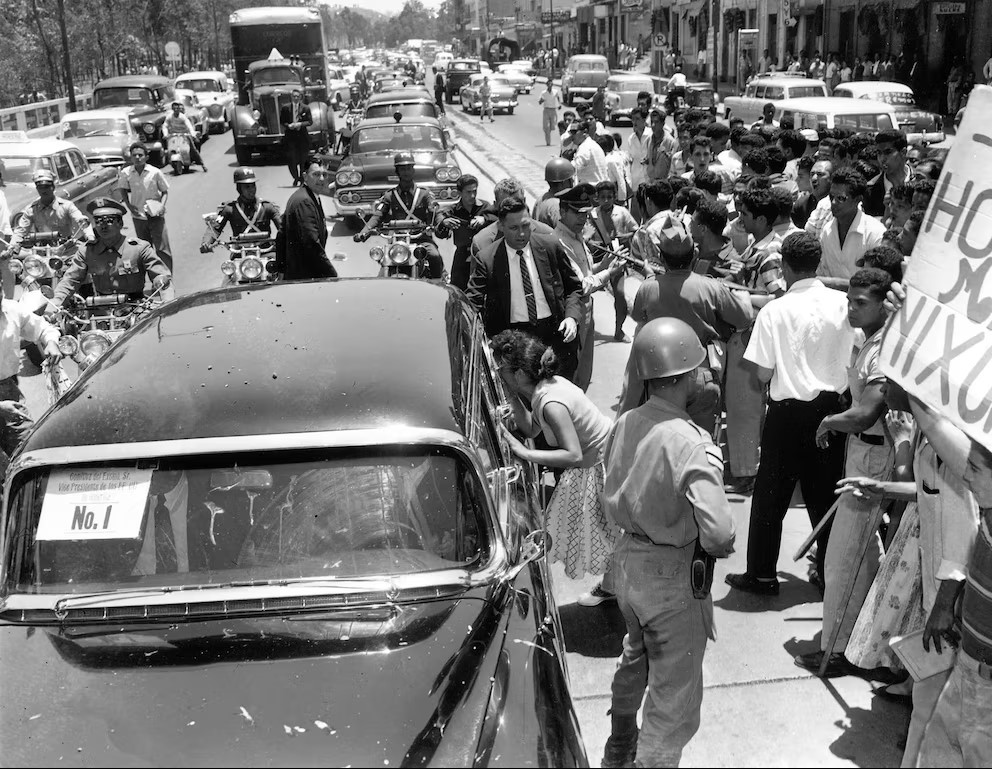 Foto de archivo de una caravana con Richard Nixon