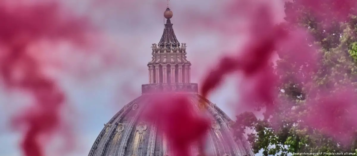 Humo rosa en Vaticano, pidiendo plena igualdad para las mujeres