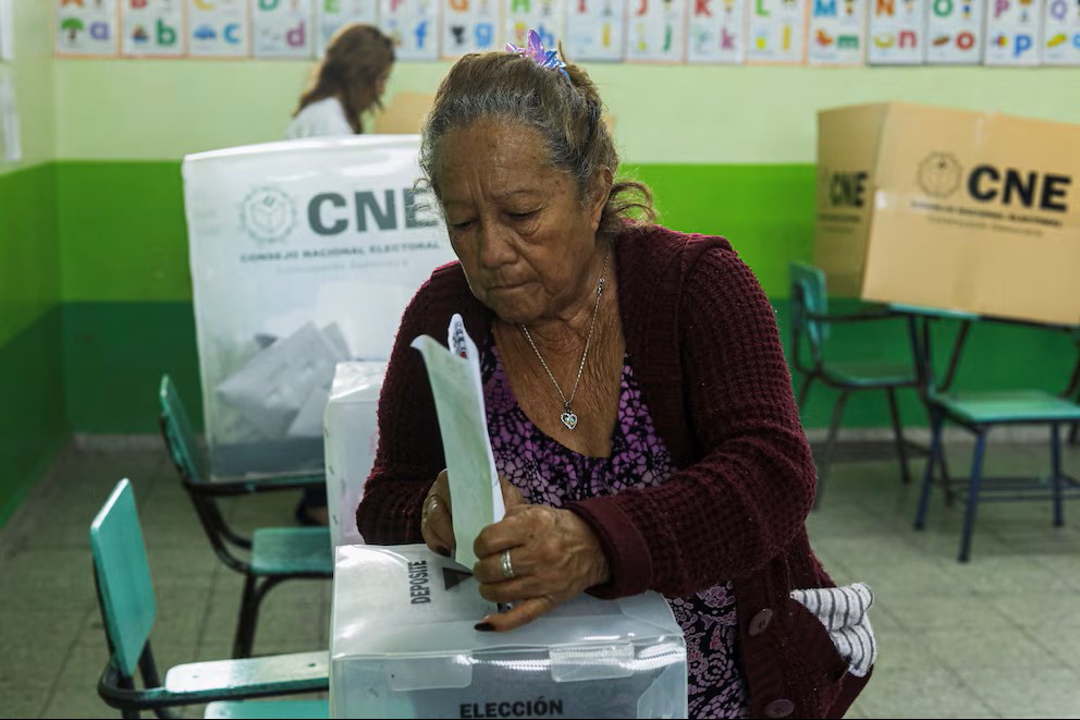 Una mujer desposita su voto en unaurna en Honduras