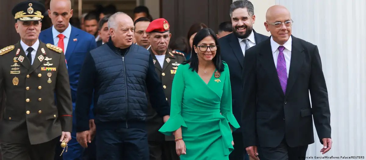 Delcy Rodriguez y su sequito,presidencial