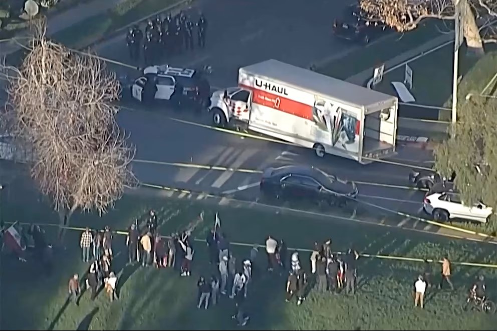 La policia acordonó un camion de U-Haul involucrado en el atropellamiento