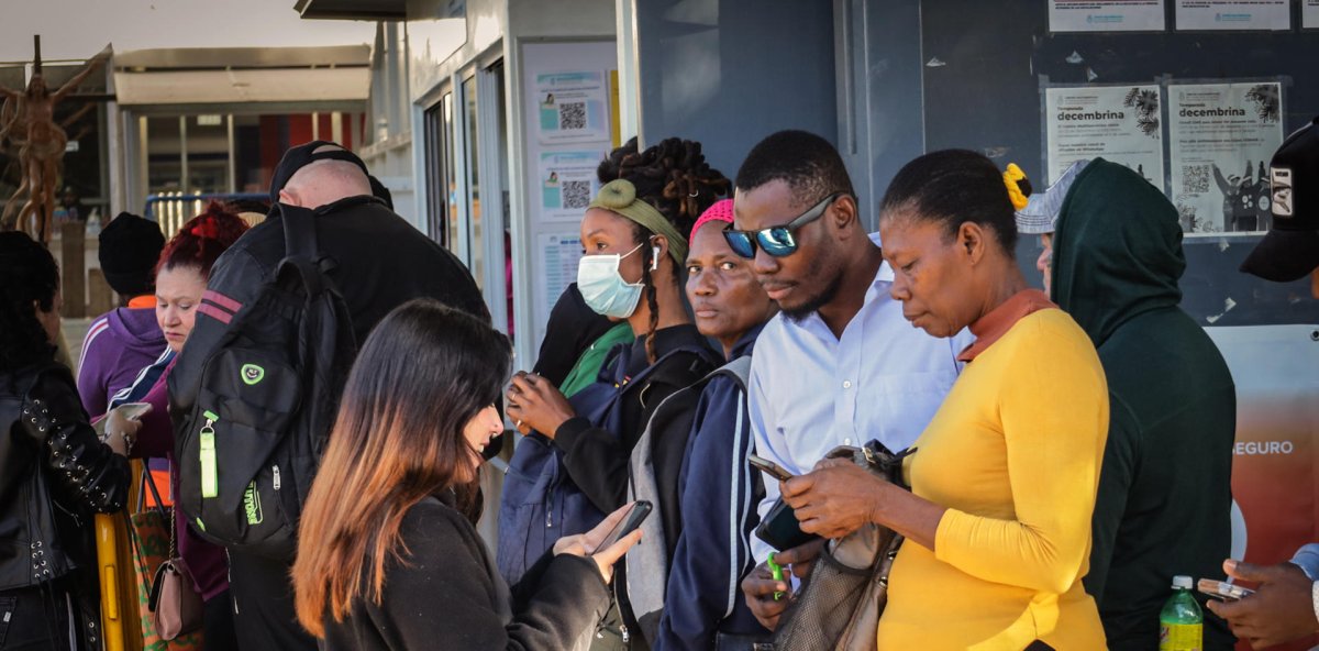 MIgrantes haitianos hacen fila en Tijuana, Mexico