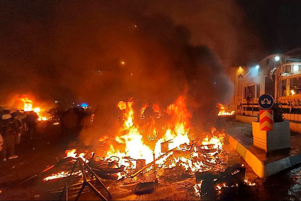 Manifestantes queman comisaria en Theran, Iran