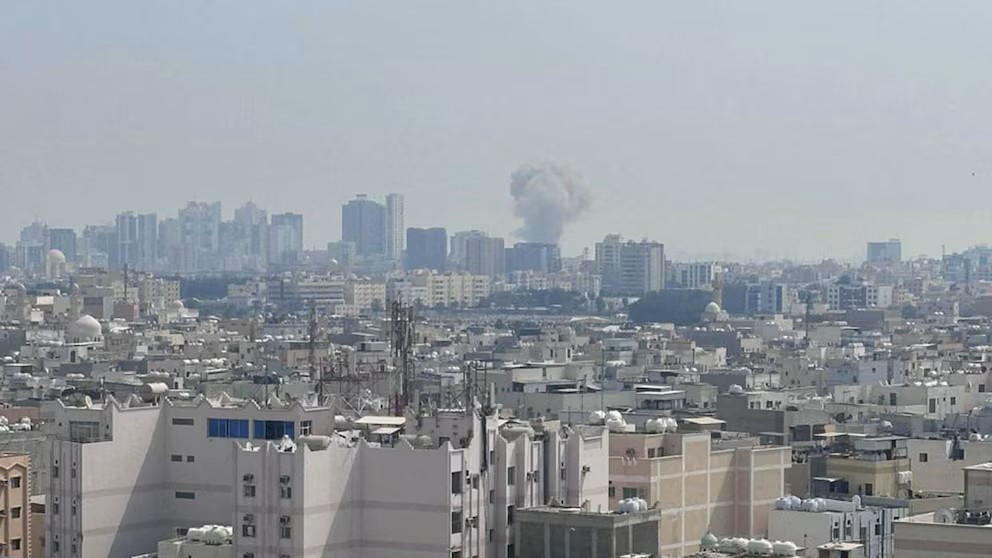 Densa columna de humo en Bahren tras ataque de Iran