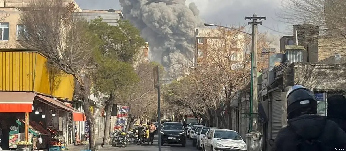 Humo visible tras el ataque contra Iran