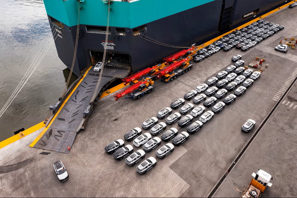 Vehiculos GWM chinos desembarcando en un puerto de Brasil