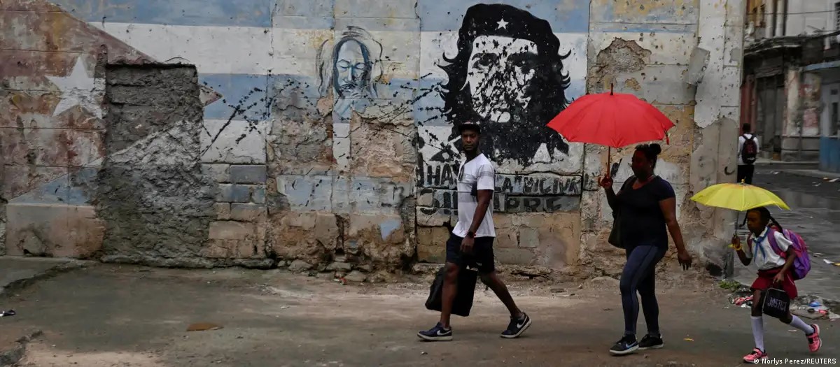 Afiche del Che en una calle de Cuba