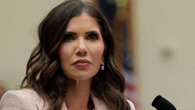 Kristi Noem, destituida por Trump