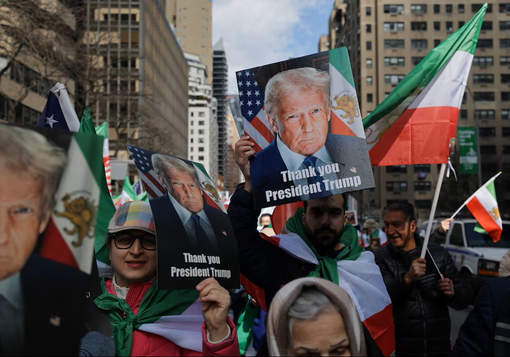 Marchan en New York iranies en apoyo a Trump