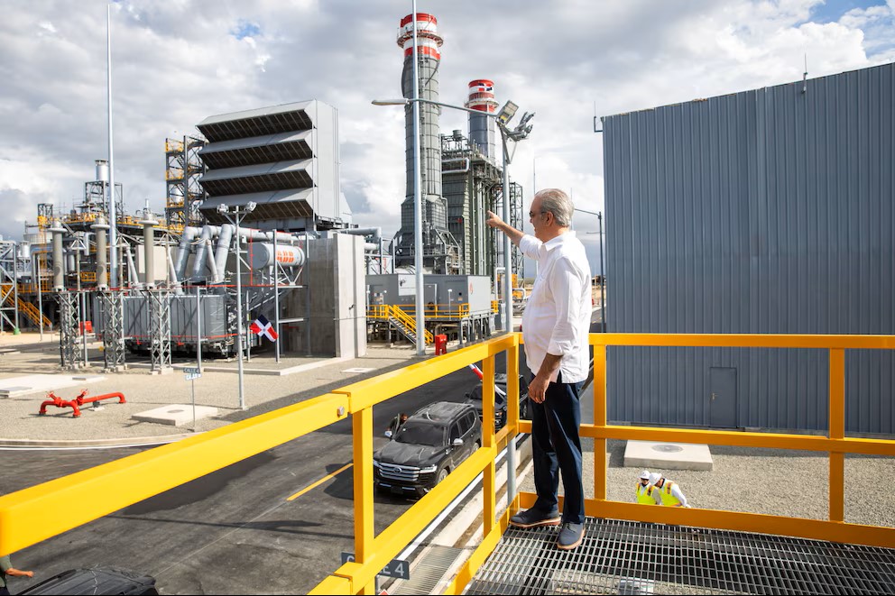 Presidente Abinader inaugura planta electrica en Manzanillo