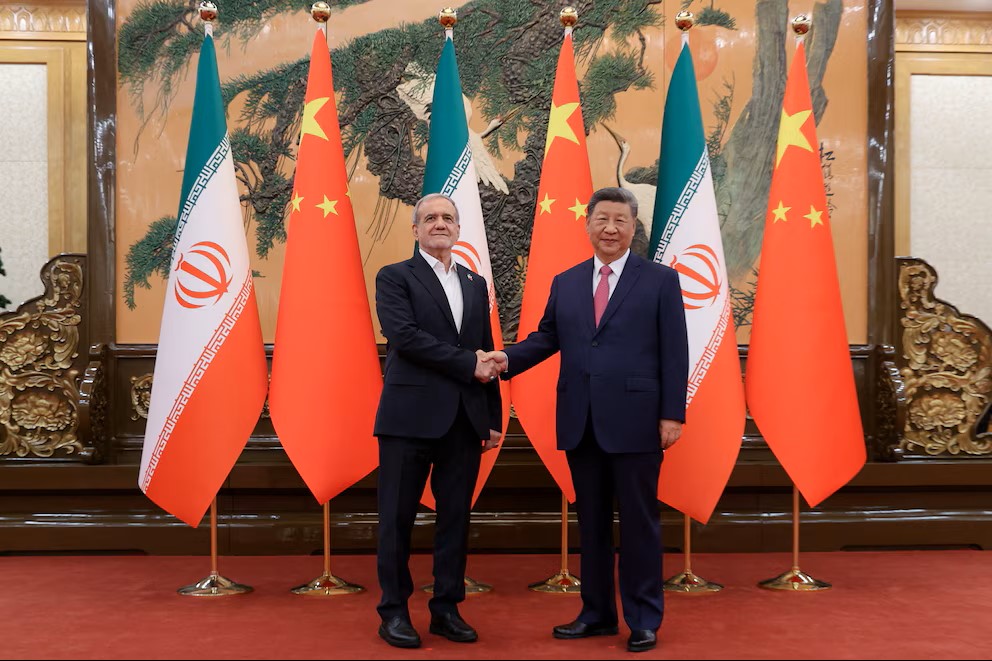 Presidente iraní Masoud Pezeshkian y el de China Xi Jinping