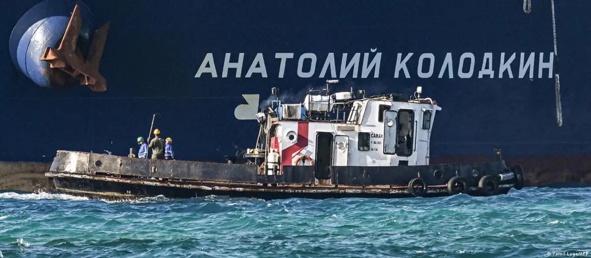 Tanquero ruso en puerto de Matanzas. Cuba