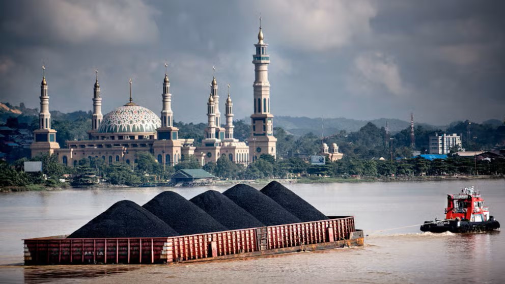 Barcaza cargando carbon