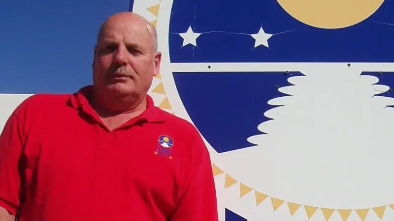 Dennis Hope, se hizo millonario vendiendo terrnos en la luna