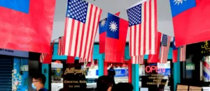 Banderas de EEUU y Taiwan en una calle de la isla