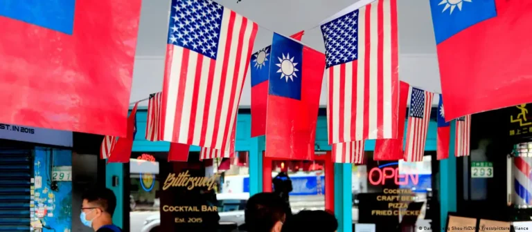 Taiwán dice que es independiente tras dichos de Trump/ Trump afirma que no incita a Taiwán a buscar independencia