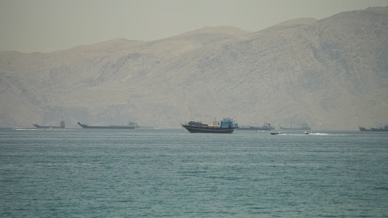 Más buques cruzan el estrecho de Ormuz pese al bloqueo y los nuevos enfrentamientos entre Estados Unidos e Irán