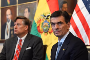 El presidente de Bolivia Rodrigo Paz jumto al visecretario de estado de EEUU, Christopher Landau