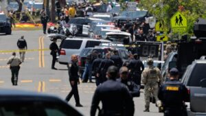 Los-dos-presuntos-autores-de-los-disparos-habrian-muerto-por-heridas-de-bala-autoinfligidas-y-tendrian-entre-17-y-19-anos