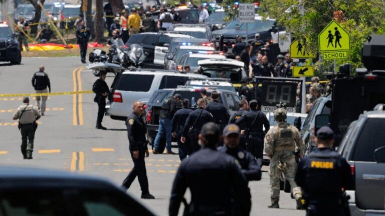 Al menos cinco muertos, dos de ellos los atacantes, en tiroteo a una mezquita en San Diego/ Trump denuncia nuevas irregularidades electorales, ahora en Maryland, sin aportar pruebas