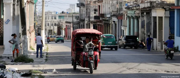 EE.UU. sube presión sobre Cuba con una serie de sanciones/Cuba-EE. UU.: tensión, drones y mochilas de emergencia