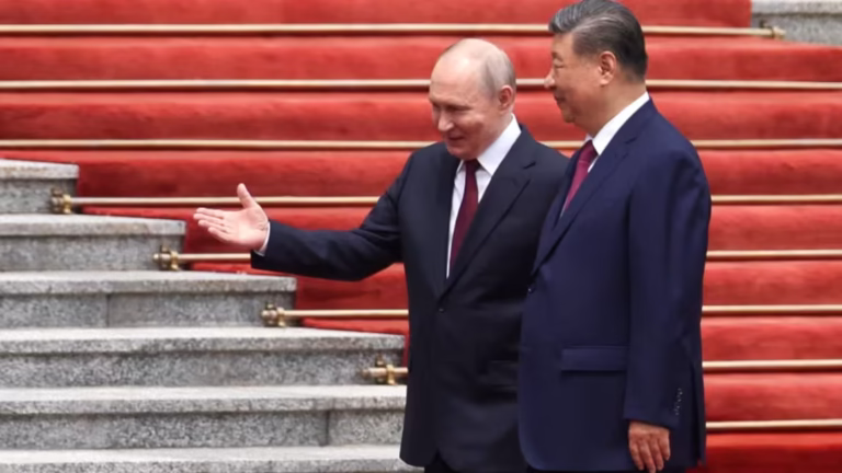 Xi Jinping recibe a Putin con alfombra roja y lanza una indirecta velada a EE.UU.